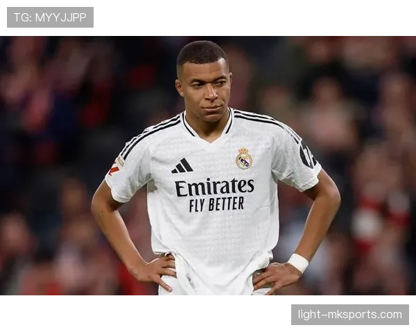 足球巨星幕后揭秘:运动员真实生活与不为人知的挑战