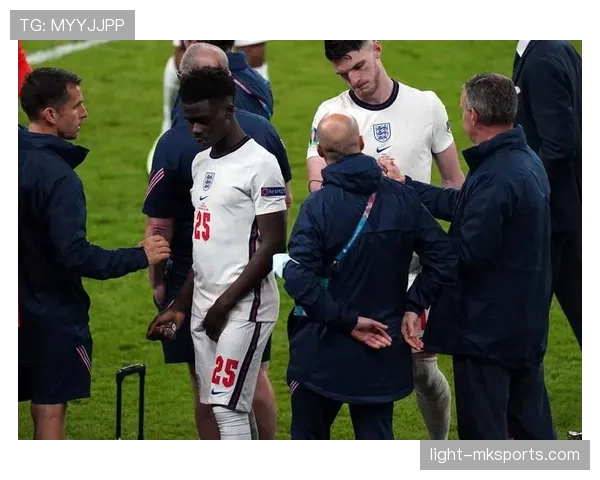 萨卡与英格兰传奇球员深入交流，共话未来赛场表现与成长蓝图