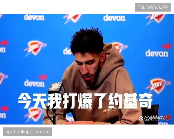 霍姆格伦挡拆牵制约基奇 拉开空间提升三分威胁