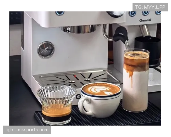 刷到汪顺家早餐照那一刻我懵了，厨房那台咖啡机看着比我整月工资还抢眼