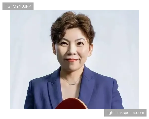 邓亚萍赛场上严谨得不像话，可家里沙发上竟然乱成那样？